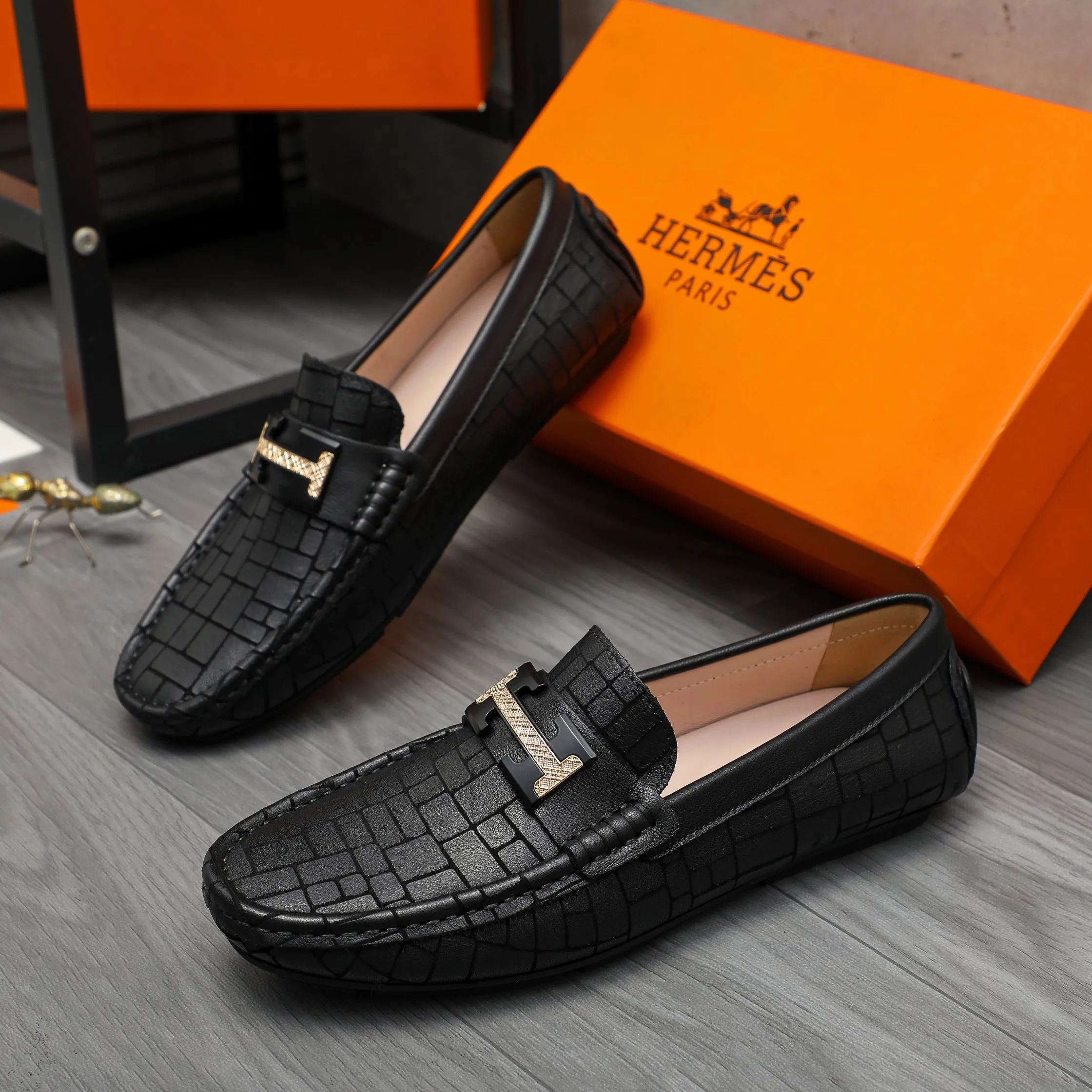 P380 Product trademark: HERMES "Hermes" casual slip-on men's shoes Regular size: 38-45 Product material: Selected embossed cowhide upper, sheepskin lining, rubber outsole